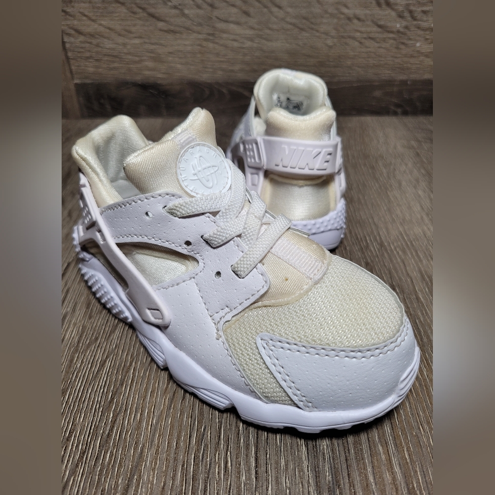 Nike Huarache Run Triple White Shoes. Size 9C
